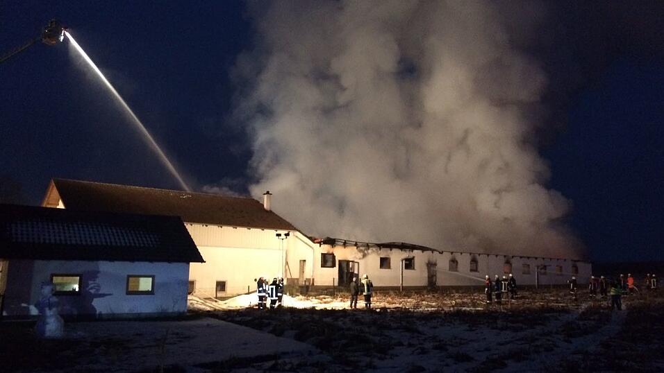 Auf einem landwirtschaftlichen Anwesen in Bibelsbach (Landkreis Landshut) ist am Freitagnachmittag ein Brand ausgebrochen. Auf einem landwirtschaftlichen Anwesen in Bibelsbach (Landkreis Landshut) ist am Freitagnachmittag ein Brand ausgebrochen.