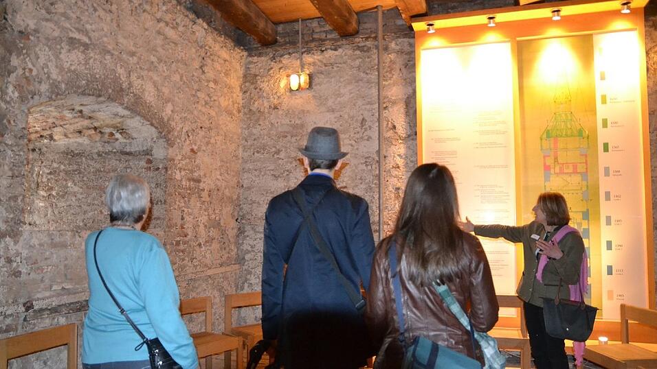 Der Stadtturm ist in mehrere Ebenen unterteilt. Von der Uhr, dem Glockenspiel bis hin zur Türmerwohnung können die Besucher durch das Treppenhaus wandern.