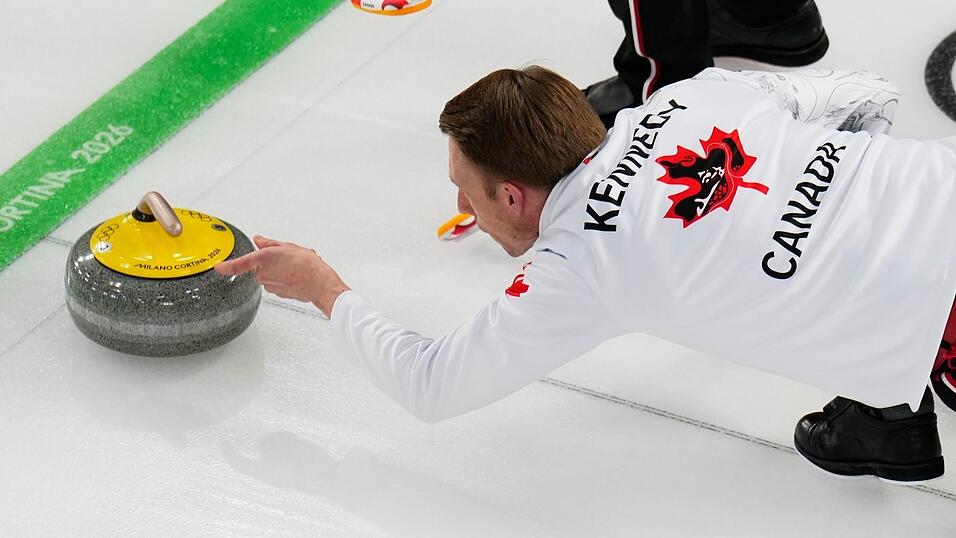 Doppelber&uuml;hrungen des Steins sind im Curling verboten. (Archivbild)