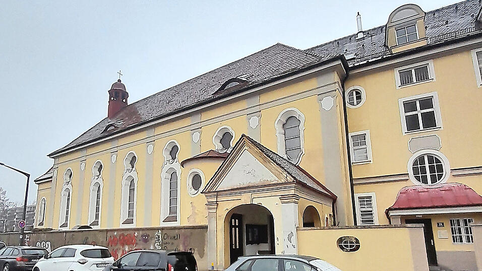 Die Klosterkirche St. Fidelis in Regensburg ist stark sanierungsbed&uuml;rftig. Die Zahl der Gl&auml;ubigen geht zur&uuml;ck, die Pfarrei kann die Kosten nicht stemmen. Jetzt soll sie verkauft werden.