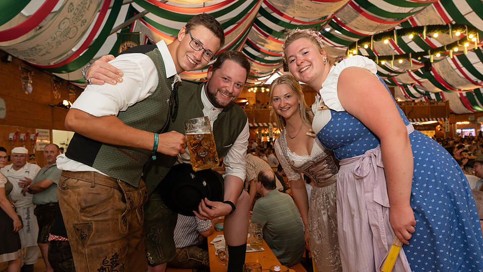 Die Partybilder vom Montag, 12. August 2024, aus dem Festzelt Weckmann. Die Partybilder vom Montag, 12. August 2024, aus dem Festzelt Weckmann.