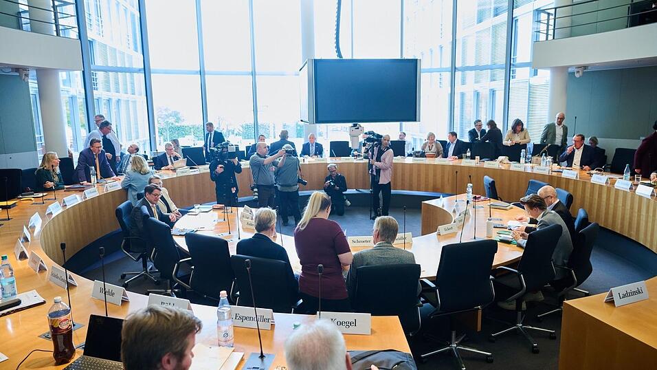 Im Haushaltsausschuss soll es erneut um die Maskendeals der Regierung gehen. (Archivbild) Im Haushaltsausschuss soll es erneut um die Maskendeals der Regierung gehen. (Archivbild)