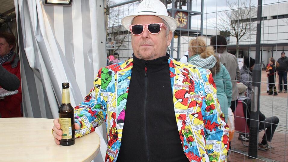 Viele Faschings-Fans haben sich am Samstag den Umzug in Langenbach angesehen. Viele Faschings-Fans haben sich am Samstag den Umzug in Langenbach angesehen.