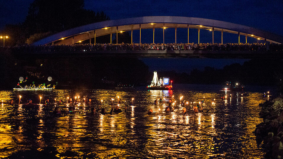 Alle Bilder dazu finden Sie hier.Foto: Mathias AdamDie Lampionfahrt verwandelte die Donau in ein Lichtermehr.