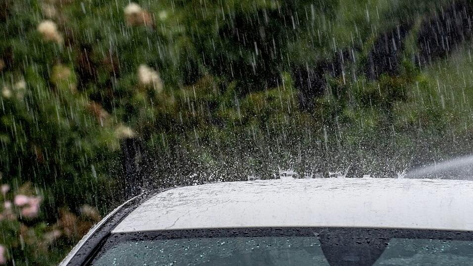Einen heftigen Regen sollte man an einem sicheren Ort abwarten.