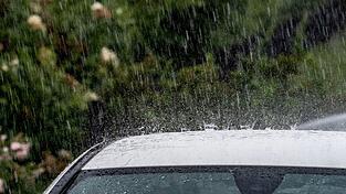 Einen heftigen Regen sollte man an einem sicheren Ort abwarten.