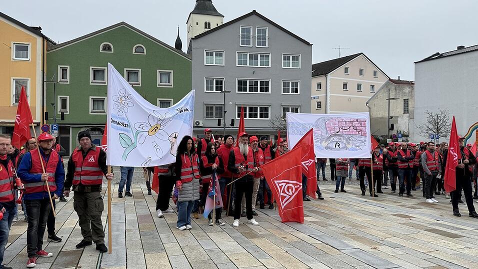 Rund 500 Menschen sollen in Regen gegen den Stellenabbau bei Rodenstock demonstriert haben.