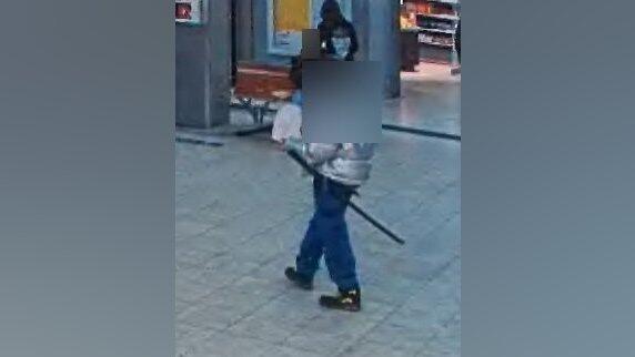 Ein Bundespolizist beobachtete den Mann mit Plastikschwert mittels von Videotechnik beim Durchqueren der Bahnhofshalle.