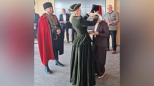 Trenck (Lawrence Gast) &uuml;berreicht der Ministerin den S&auml;bel, Kathi (Sophia Hetzl) den Panduren-Tschako.