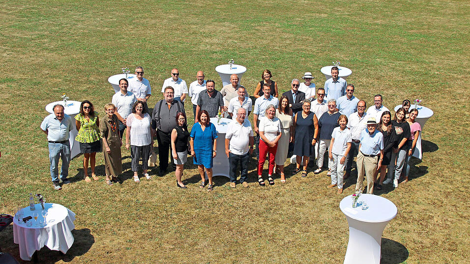 Die Verleger Prof. Dr. Martin Balle (links) mit seiner Partnerin Karin Vuskovic (2.v.l.) und Dr. Hermann Balle (vorne rechts) mit seiner Frau Christa (vorne 2.v.r.) zusammen mit den Leitern der einzelnen Abteilungen, den geehrten langjährigen Mitarbeitern und den in den Ruhestand verabschiedeten Kollegen. Die Verleger Prof. Dr. Martin Balle (links) mit seiner Partnerin Karin Vuskovic (2.v.l.) und Dr. Hermann Balle (vorne rechts) mit seiner Frau Christa (vorne 2.v.r.) zusammen mit den Leitern der einzelnen Abteilungen, den geehrten langjährigen Mitarbeitern und den in den Ruhestand verabschiedeten Kollegen.