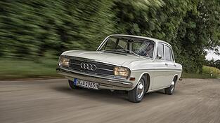 Vor 60 Jahren lief der erste Nachkriegsaudi vom Band. Grund genug für Audi Tradition, eines dieser Fahrzeuge ins Rennen zu schicken. Vor 60 Jahren lief der erste Nachkriegsaudi vom Band. Grund genug für Audi Tradition, eines dieser Fahrzeuge ins Rennen zu schicken.