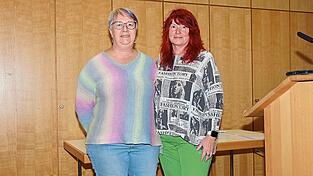 Zur neuen Ortskassierin wurde Gabriele Klinke (li.) gewählt. Ortsvorsitzende Uta Demmin-Berger (r.) gab zudem bekannt, dass sie bei den Ortsverbands-Neuwahlen nächstes Jahr nicht mehr kandidieren möchte.