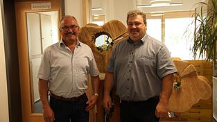 'Das ist eine wichtige Wahl', sagt Kreisobmann Franz Holzapfel (links). Also r&auml;t er allen, zur Europawahl zu gehen, um ihre Stimme abzugeben. Mit im Bild: BBV-Gesch&auml;ftsf&uuml;hrer Franz Kerscher.