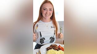 So kommt die Leibspeise auf den Teller: Fleischpflanzl mit Röstzwiebeln, dazu Tomatensalat, Gurkensalat und Sterz.