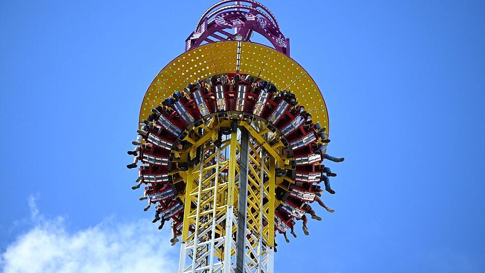 Fahrgeschäfte und weiß-blauer Himmel sorgten für gute Laune auf der Wiesn. Fahrgeschäfte und weiß-blauer Himmel sorgten für gute Laune auf der Wiesn.
