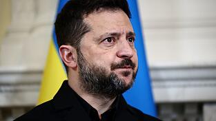 Der ukrainische Präsident Wolodymyr Selenskyj will sich nicht mehr an die von US-Präsident Donald Trump verkündete Waffenruhe für Energieinfrastruktur halten und wieder russische Ölraffinerien angreifen. Der ukrainische Präsident Wolodymyr Selenskyj will sich nicht mehr an die von US-Präsident Donald Trump verkündete Waffenruhe für Energieinfrastruktur halten und wieder russische Ölraffinerien angreifen.