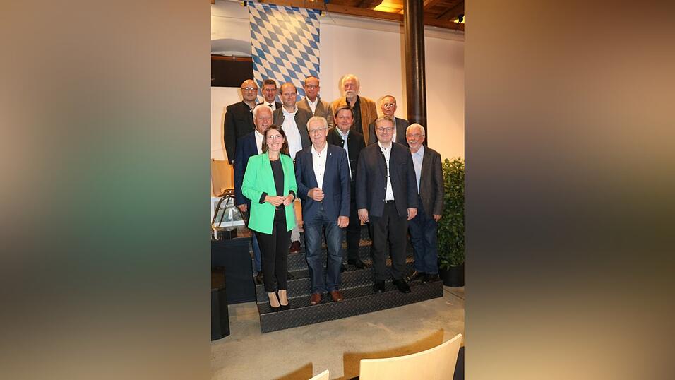 Die Ehreng&auml;ste von oben links: Dr. Christoph G&uuml;nther, 2. B&uuml;rgermeister Josef Fisch, Dr. Thomas Sp&auml;th, Dr. Dionys Daller, ehemaliger Volkshochschulleiter Sepp Koller, 3. B&uuml;rgermeister Fritz Bittner, Altlandrat Alfred Reisinger, Hans Neueder, B&uuml;rgermeisterin Andrea Probst, Altb&uuml;rgermeister Franz Schedlbauer, MdL Josef Zellmeier und Pfarrer Hans Trimpl.