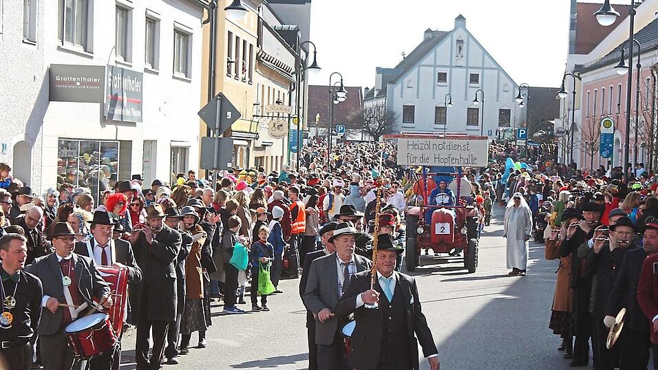 Die Marktstra&szlig;e war voll von Menschen, als sich der Gaudiwurm auf den Weg machte.