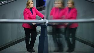 Industriearbeit sei nicht nur ein Selbstzweck, sondern auch ein Sicherheitsfaktor, sagt die Arbeitsministerin.