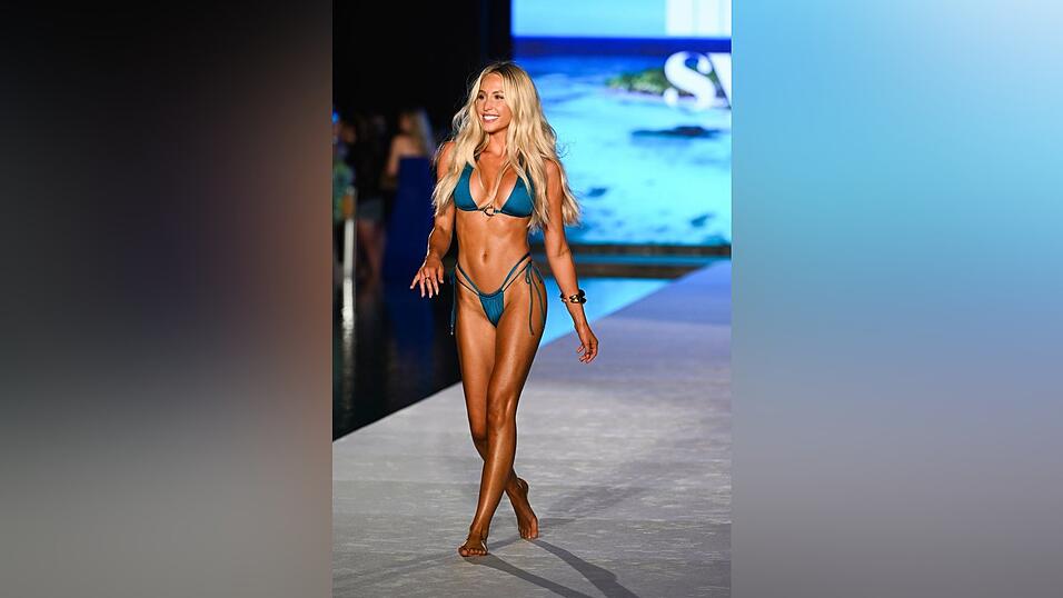 Achtzig Jahre nach seiner Erfindung wird der Bikini - hier getragen von Model Alix Earle bei einer Bademodenschau - immer knapper. (Illustration) Achtzig Jahre nach seiner Erfindung wird der Bikini - hier getragen von Model Alix Earle bei einer Bademodenschau - immer knapper. (Illustration)
