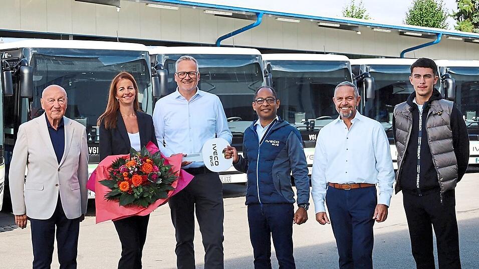 Sind inzwischen im Landkreis Pfaffenhofen unterwegs (v. l.): Seniorchef Ernst Stanglmeier, Simone und Christian Stanglmeier mit Familie sowie Carlos Huber von Iveco sowie Christian Gschwendner mit Sohn Max von AGK bei der Übergabe der neuen Busse. Sind inzwischen im Landkreis Pfaffenhofen unterwegs (v. l.): Seniorchef Ernst Stanglmeier, Simone und Christian Stanglmeier mit Familie sowie Carlos Huber von Iveco sowie Christian Gschwendner mit Sohn Max von AGK bei der Übergabe der neuen Busse.