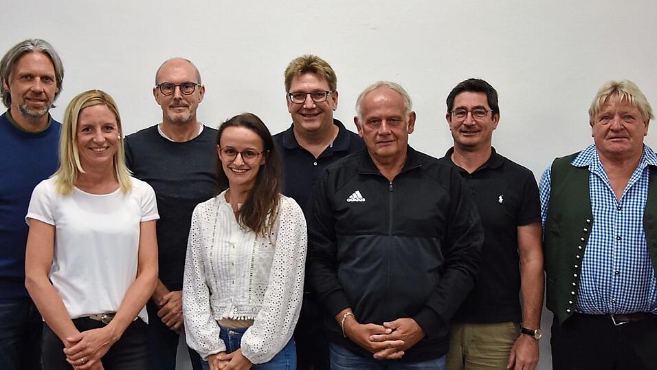 Die neugewählte Tennis-Abteilungsleitung (v. l.): Albert Anneser, Karin Hiesbauer, Sepp Krojer, Victoria Sangl, Thomas Lemle, Walter Neumeier, Hans Kollmannsberger und Hans Geil. Auf dem Bild fehlt Sabrina Kaindl.