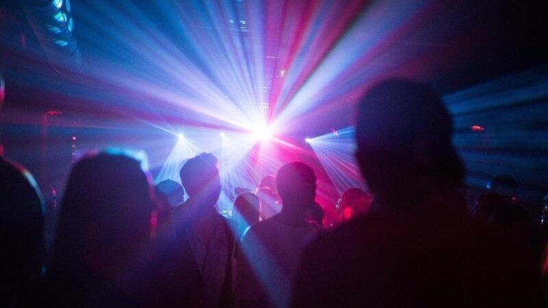 In einer Disco im Landkreis Passau musste die Polizei mehrmals einschreiten, weil sich nicht jeder Gast im Griff hatte. (Symbolbild) In einer Disco im Landkreis Passau musste die Polizei mehrmals einschreiten, weil sich nicht jeder Gast im Griff hatte. (Symbolbild)