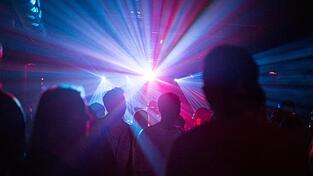 In einer Disco im Landkreis Passau musste die Polizei mehrmals einschreiten, weil sich nicht jeder Gast im Griff hatte. (Symbolbild)