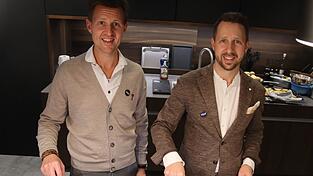 Die Br&uuml;der Johannes (links) und Sebastian Voit f&uuml;hren den Familienbetrieb heute gemeinsam.