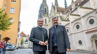 Bayerns Kabinett um Ministerpräsident Markus Söder (rechts) und Finanzminister Albert Füracker (beide CSU) machte Station in der Oberpfalz - in Regensburg.