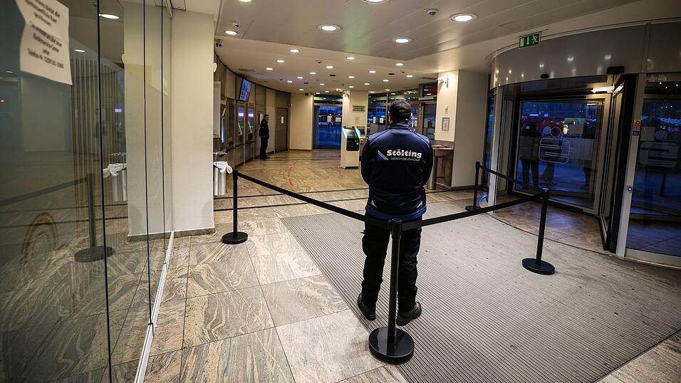 Die Filiale selbst bleibt zunächst weiter geschlossen. Die Filiale selbst bleibt zunächst weiter geschlossen.