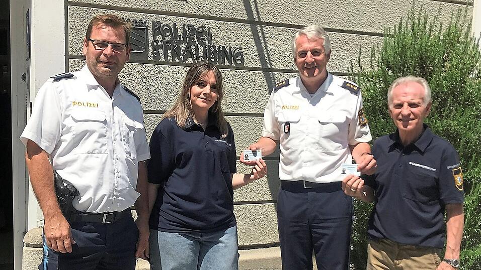Polizeidirektor Josef Eckl (2.v.l.) überreicht zusammen mit Polizeipressesprecher Ronny Graßl (links) die neuen, fälschungssicheren Dienstausweise für die Mitarbeiter der Sicherheitswacht an Irina Schifferstein und Eduard Neuberger. Polizeidirektor Josef Eckl (2.v.l.) überreicht zusammen mit Polizeipressesprecher Ronny Graßl (links) die neuen, fälschungssicheren Dienstausweise für die Mitarbeiter der Sicherheitswacht an Irina Schifferstein und Eduard Neuberger.
