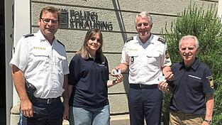 Polizeidirektor Josef Eckl (2.v.l.) überreicht zusammen mit Polizeipressesprecher Ronny Graßl (links) die neuen, fälschungssicheren Dienstausweise für die Mitarbeiter der Sicherheitswacht an Irina Schifferstein und Eduard Neuberger. Polizeidirektor Josef Eckl (2.v.l.) überreicht zusammen mit Polizeipressesprecher Ronny Graßl (links) die neuen, fälschungssicheren Dienstausweise für die Mitarbeiter der Sicherheitswacht an Irina Schifferstein und Eduard Neuberger.
