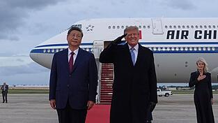 US-Präsident Donald Trump verzog es das Gesicht, als Bomber des US-Militärs über der Empfangszeremonie hinwegflogen. US-Präsident Donald Trump verzog es das Gesicht, als Bomber des US-Militärs über der Empfangszeremonie hinwegflogen.