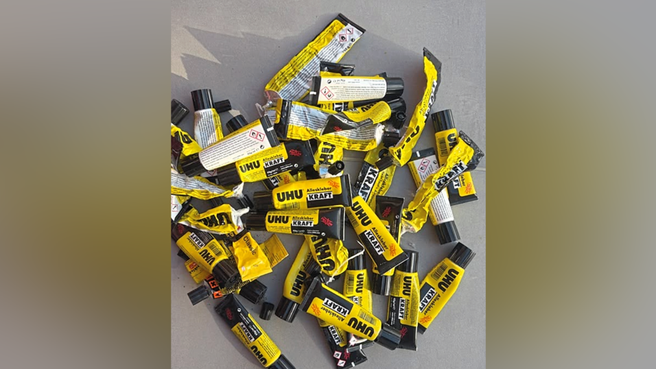 Beweisfoto: Insgesamt 40 Tuben mit rund zwei Kilo Kleber sorgen für Stabilität der Rampe. Beweisfoto: Insgesamt 40 Tuben mit rund zwei Kilo Kleber sorgen für Stabilität der Rampe.