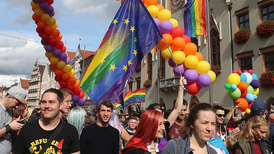 Knapp 2.000 Teilnehmer feierten am Samstag in Landhut den ersten Christopher-Street-Day Niederbayerns.