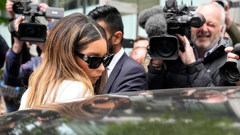 Beckers Lebensgef&auml;hrtin Lilian de Carvalho Monteiro verl&auml;sst das Gericht nach der Verk&uuml;ndung des Strafma&szlig;es.