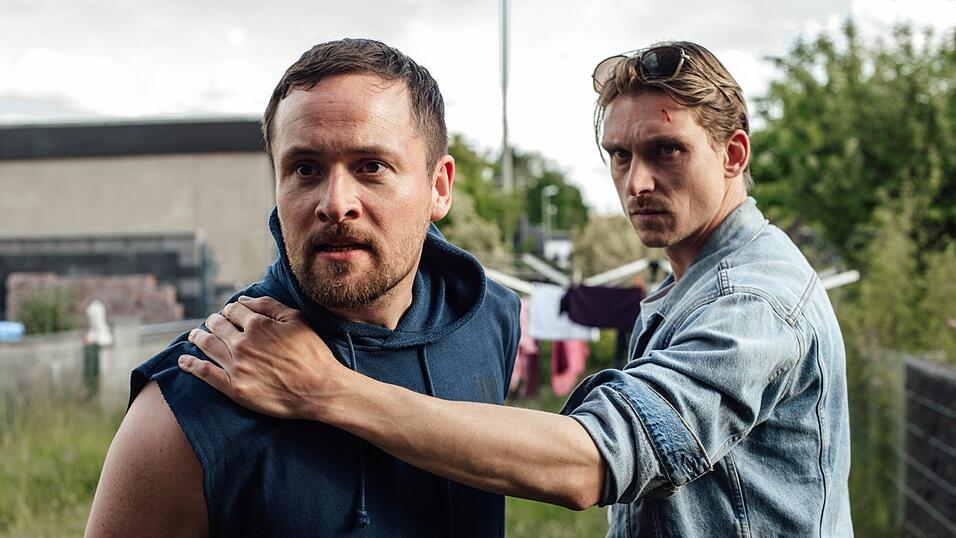 Bastian Barthel (l, Lorris Andre Blazejewski) wird von Adam Schürk (Daniel Sträßer) vorläufig festgenommen in einer Szene aus 'Tatort: Die Kälte der Erde'. Bastian Barthel (l, Lorris Andre Blazejewski) wird von Adam Schürk (Daniel Sträßer) vorläufig festgenommen in einer Szene aus 'Tatort: Die Kälte der Erde'.