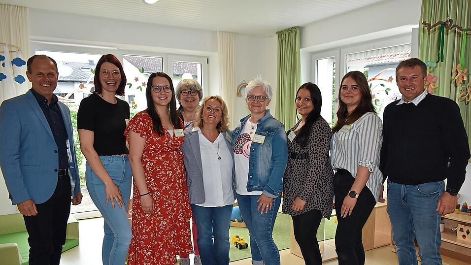 Die drei B&uuml;rgermeister Leonhard Berger, Maria Huber (hinten Mitte) und ganz rechts Lorenz Selmeier mit Leierin Sigrid Hartmann (vorne Mitte) und ein Teil ihres Teams.