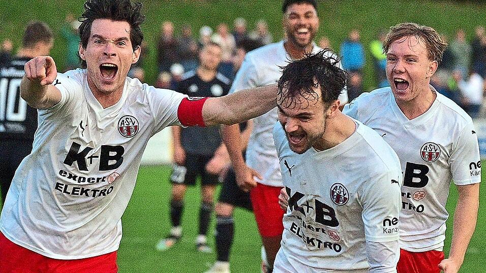 Im Hinspiel feierten Marco Faltermeier, Simon Haimerl und Konstantin Landstorfer (v.l.) einen 2:0-Sieg gegen Fortuna Regensburg. F&uuml;r sie und die &uuml;brigen ASVler ist das R&uuml;ckspiel eine Bew&auml;hrungsprobe.