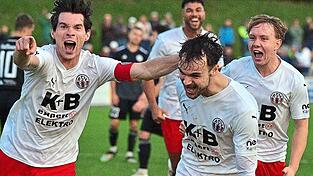 Im Hinspiel feierten Marco Faltermeier, Simon Haimerl und Konstantin Landstorfer (v.l.) einen 2:0-Sieg gegen Fortuna Regensburg. F&uuml;r sie und die &uuml;brigen ASVler ist das R&uuml;ckspiel eine Bew&auml;hrungsprobe.
