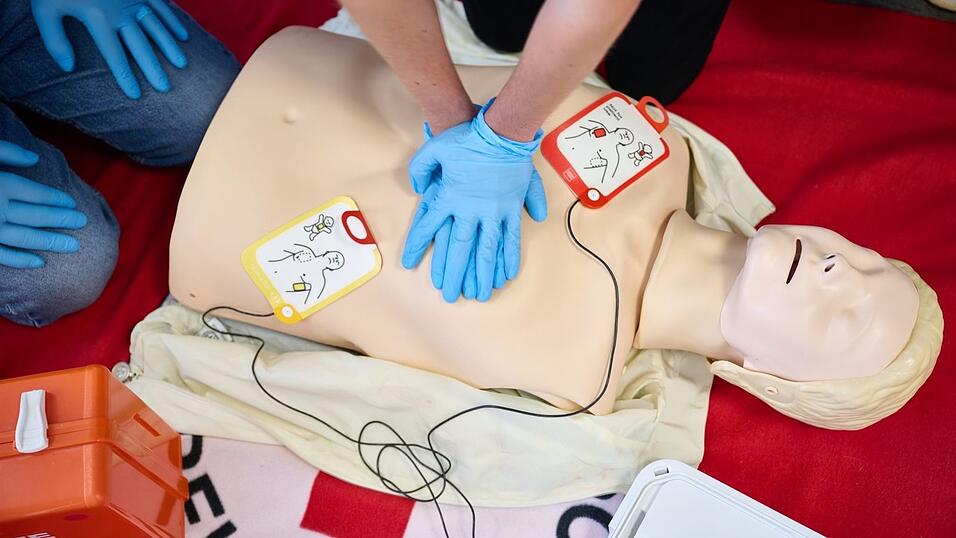 Die Überlebensrate bei Reanimationen außerhalb des Krankenhauses ist seit Jahren nicht signifikant gestiegen - sie liegt stabil bei elf Prozent. (Symbolbild) Die Überlebensrate bei Reanimationen außerhalb des Krankenhauses ist seit Jahren nicht signifikant gestiegen - sie liegt stabil bei elf Prozent. (Symbolbild)
