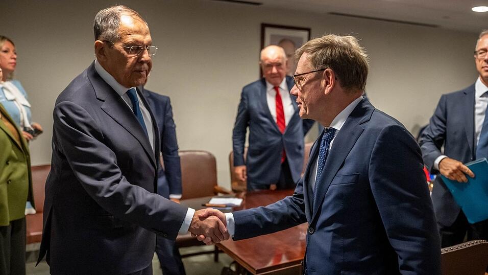 Ein Handschlag und 20 Minuten Gespräch: Lawrow und Wadephul treffen sich überraschend zu Gesprächen in New York. Ein Handschlag und 20 Minuten Gespräch: Lawrow und Wadephul treffen sich überraschend zu Gesprächen in New York.