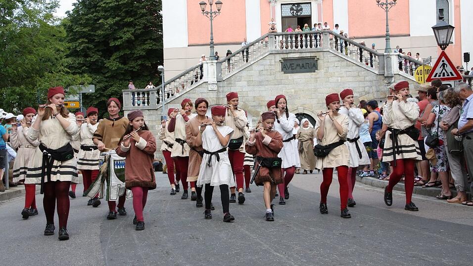 Die schönsten Augenblicke des historischen Drachenstich-Festzuges 2016. Die schönsten Augenblicke des historischen Drachenstich-Festzuges 2016.