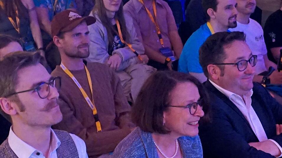 Begeisterung bei der ersten GameDev: Florian Fischer vom GameDev Verein (von links), Gertrud Maltz-Schwarzfischer und Tobias Gotthardt aus dem Staatsministerium f&uuml;r Wirtschaft.