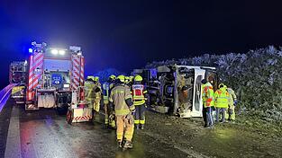 Die Einsatzkräfte der Feuerwehr befreiten den Fahrer aus seinem Lastwagen. Die Einsatzkräfte der Feuerwehr befreiten den Fahrer aus seinem Lastwagen.