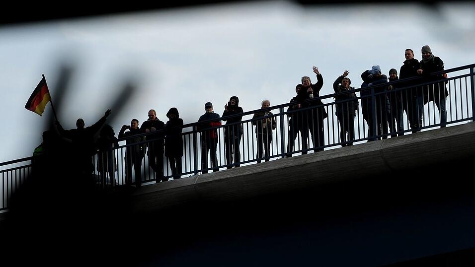 Viele Menschen entlang der Strecke jubelten den ersten Fahrzeugen auf der  neuen Br&uuml;cke zu.
