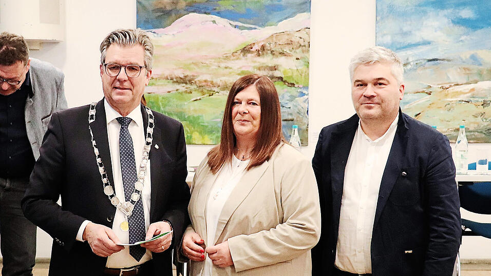 B&uuml;rgermeister Hans Schmalhofer, die frisch vereidigte Stadtr&auml;tin Karola Zettl und zweiter B&uuml;rgermeister Franz Geisberger (v.l.).