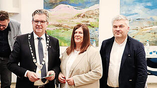 B&uuml;rgermeister Hans Schmalhofer, die frisch vereidigte Stadtr&auml;tin Karola Zettl und zweiter B&uuml;rgermeister Franz Geisberger (v.l.).