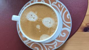 Zu viel Kaffee kann schon mal den Effekt haben, dass man eher müde wird... - Kleiner Tipp: Am Morgen ein Glas lauwarmes Wasser macht Körper und Geist fit! Zu viel Kaffee kann schon mal den Effekt haben, dass man eher müde wird... - Kleiner Tipp: Am Morgen ein Glas lauwarmes Wasser macht Körper und Geist fit!